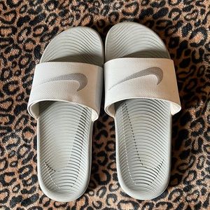 NIKE SLIDES WOMENS SIZE 9